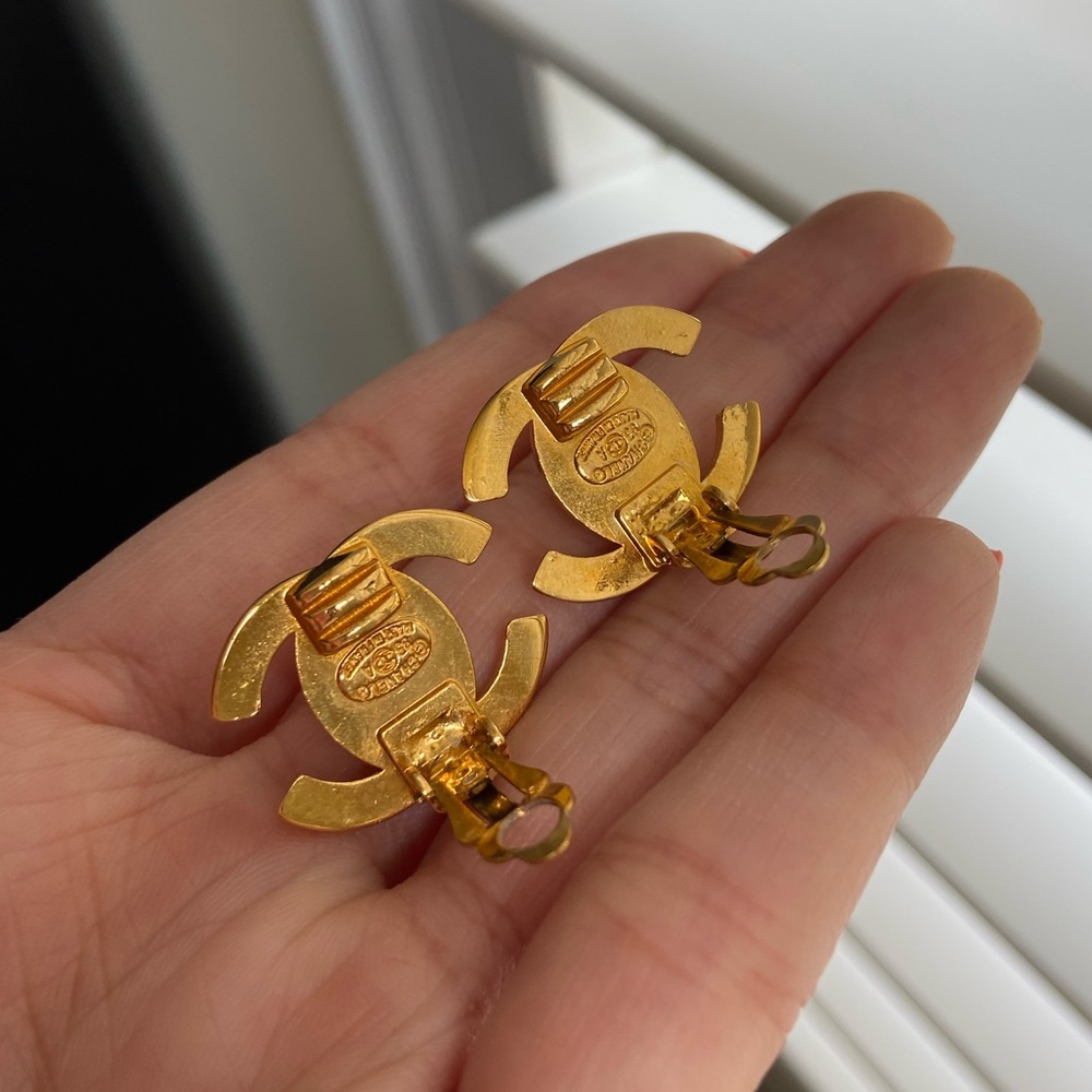 Chanel CC Gold Turnlock Clip On - Picture 2 of 5
